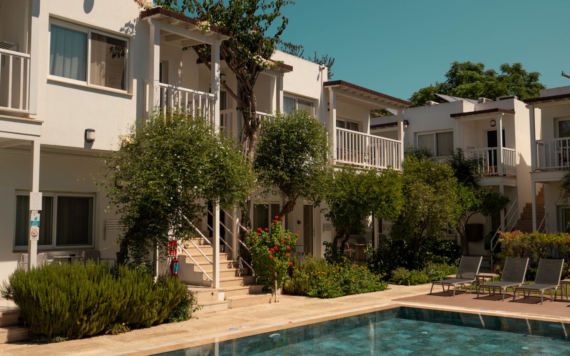 Otel bahçesi ve havuz