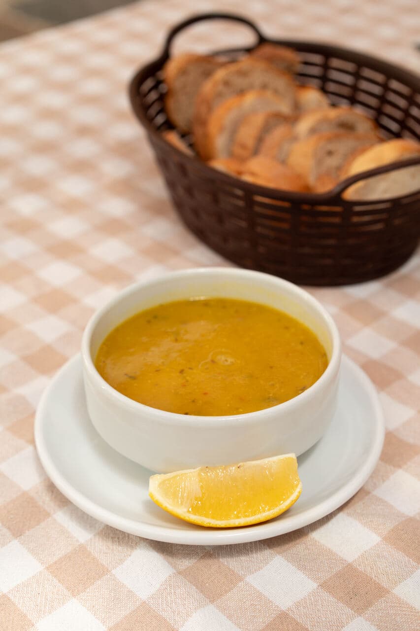 Mercimek çorbası, taze limonla