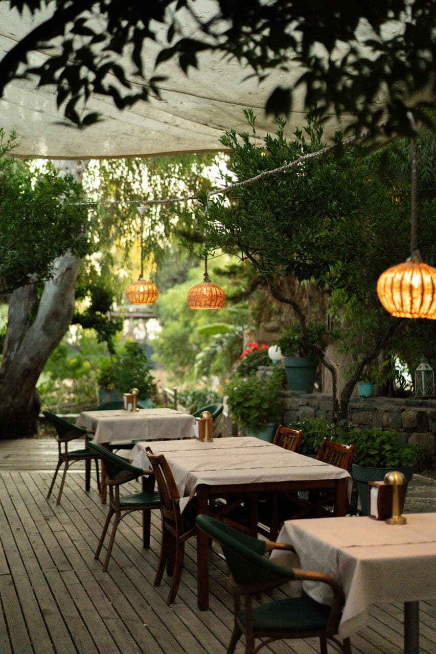 Akşam restoran terası